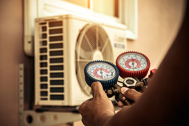 Professional Hvac technician working in Williamsville, IL